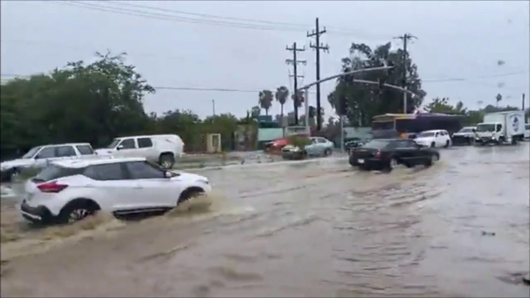 Peninsula mexicană Baja California, lovită de ploi şi valuri de până la 10 metri