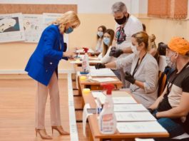 Alegeri locale 2020: Gabriela Firea a votat "cu gândul la toţi copiii, tinerii şi adulţii din Bucureşti" ( sursă foto: facebook)