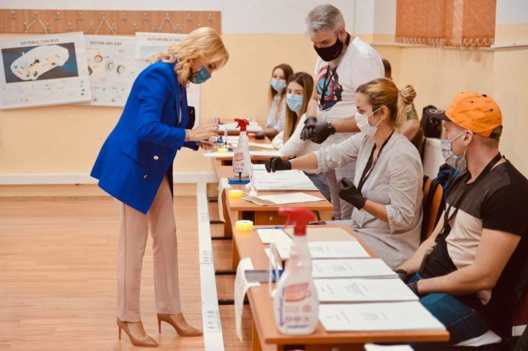 Alegeri locale 2020: Gabriela Firea a votat "cu gândul la toţi copiii, tinerii şi adulţii din Bucureşti" ( sursă foto: facebook)