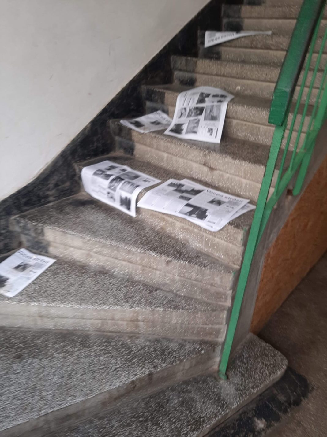 142b2787-9fac-4a59-a2bf-f00ec5d63edc Au fost distribuite în mai multe scări de bloc materiale denigratoare la adresa unui bărbat din municipiul Motru