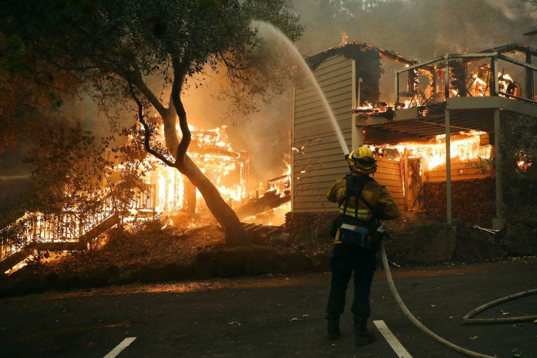 Pompierii luptă cu flăcările în stațiunea Meadowood din Napa Valley (Foto: Jim Wilson - The New York Times)