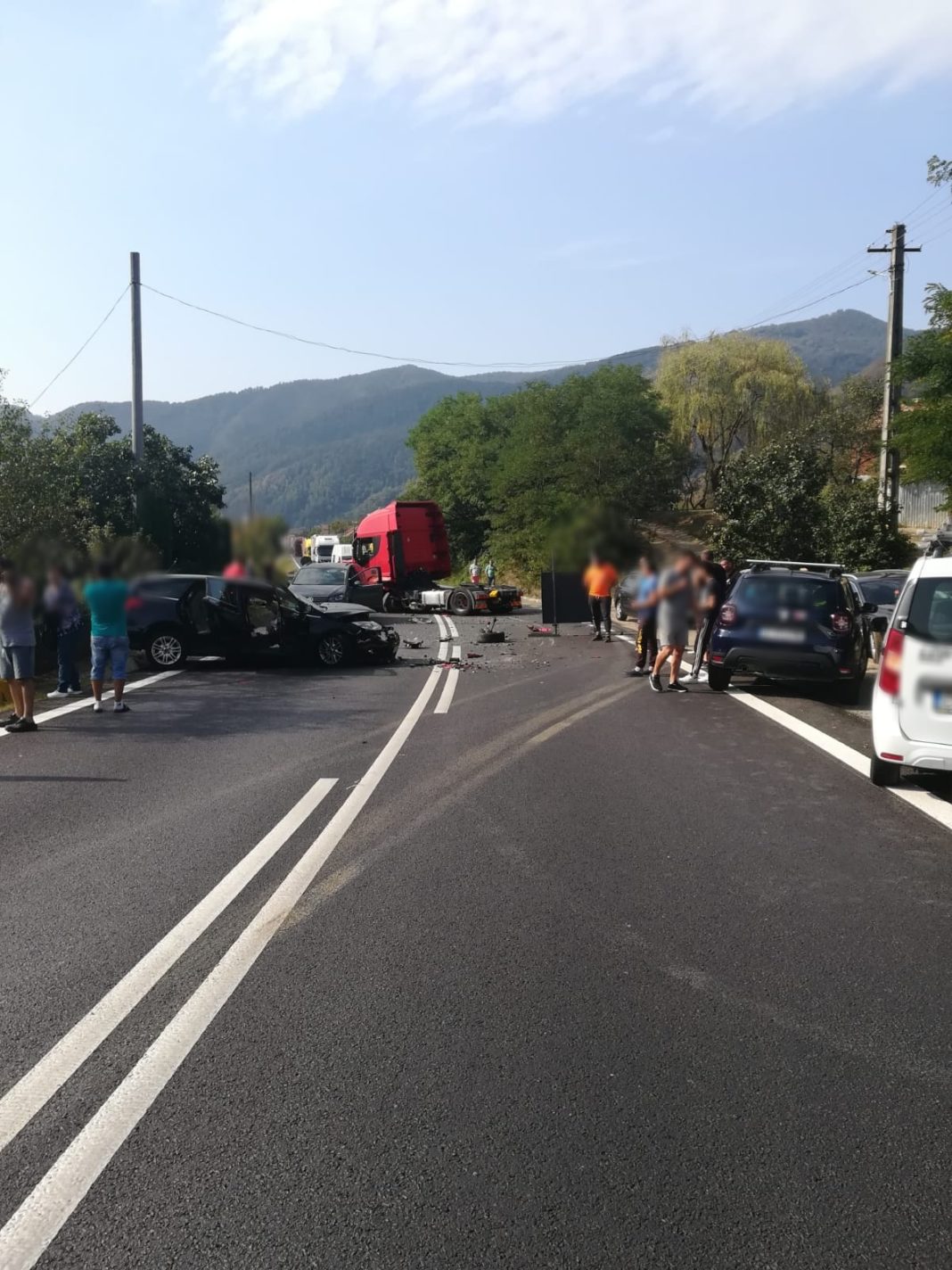 Coliziune între un autoturism și un autocamion în Vâlcea. Trei persoane au fost rănite