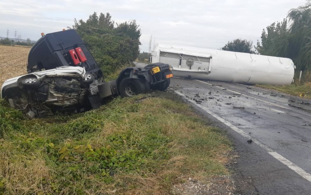 Cisternă plină cu kerosen, implicată într-un accident