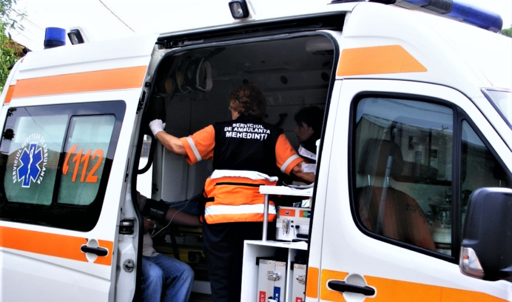 Mehedinți: Un autoturism a acroșat un pieton pe DN 56A