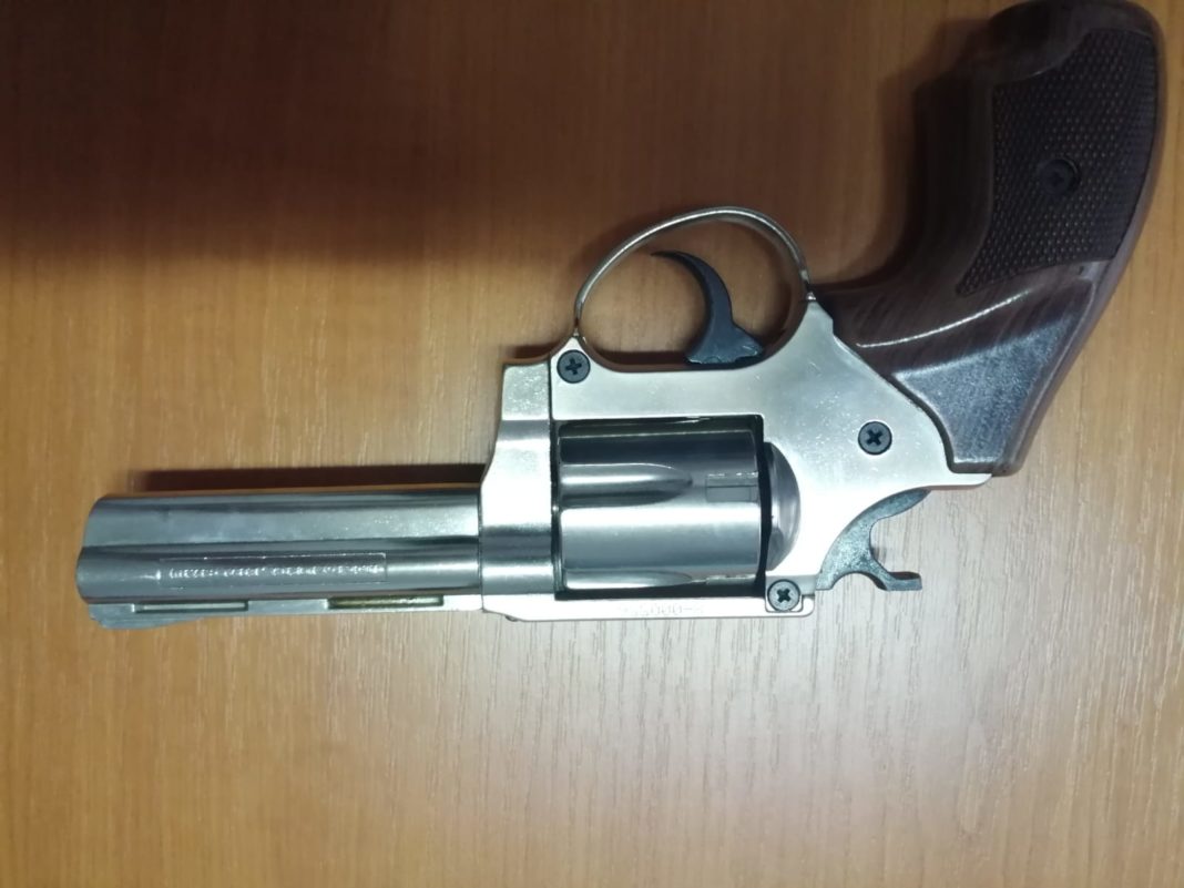 Poliţişti din cadrul Serviciului Arme, Explozivi și Substanțe Periculoase Dolj și Secției 2 Craiova au efectuat două percheziții domiciliare la locuințele unui tânăr de 24 ani, din municipiu