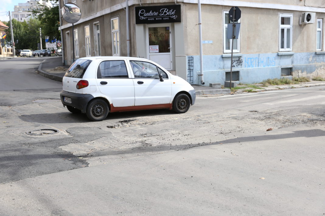 Covorul asfaltic se întrerupe brusc/foto: Claudiu Tudor