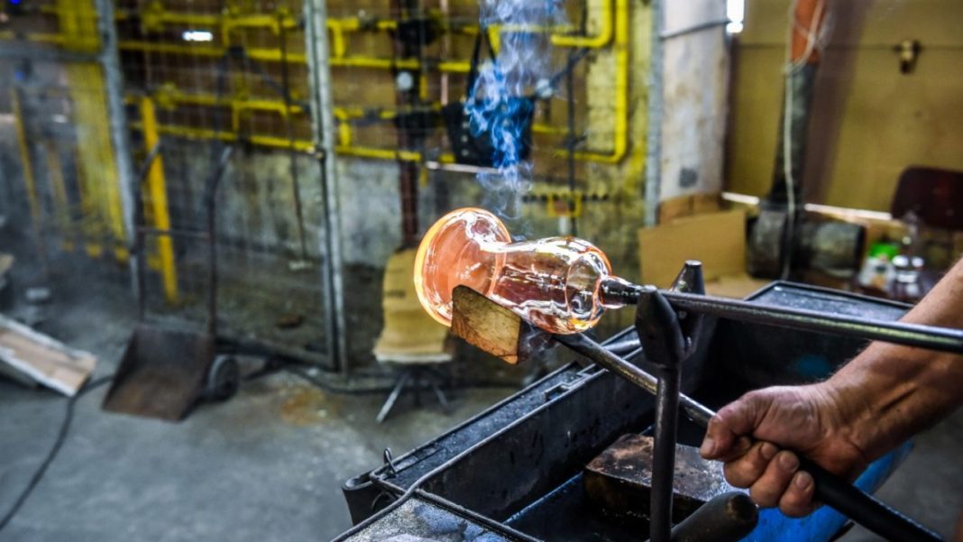 Ultima fabrică de sticlă din România și-a închis porțile după 400 de ani de activitate continuă