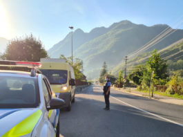 La vederea echipajului de poliţie, şoferul de 37 de ani a încercat să scape şi a virat pe o stradă lăturalnică, însă a fost oprit după circa 50 de metri