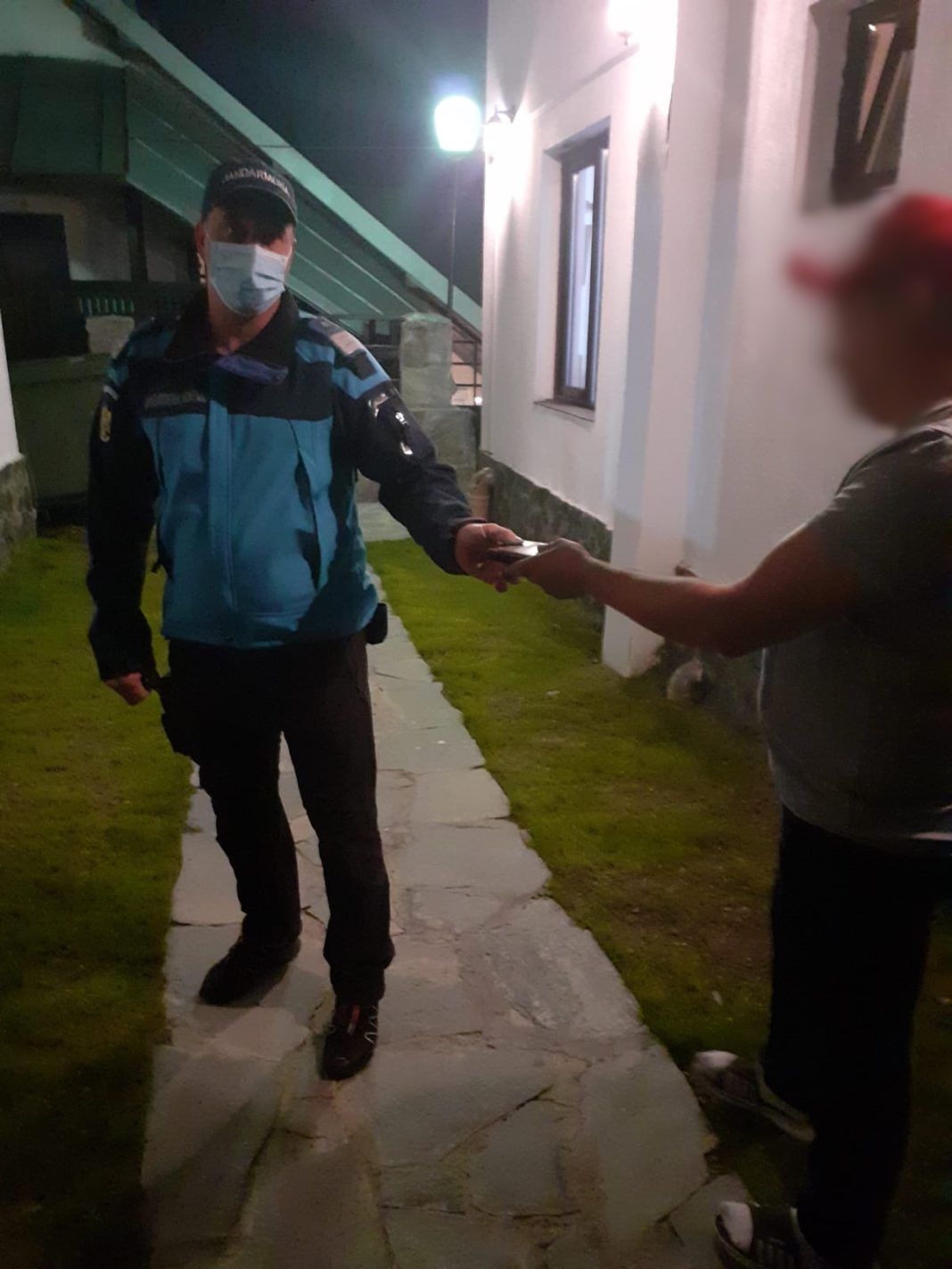 Jandarmii gorjeni au returat un portofel cu acte şi bani