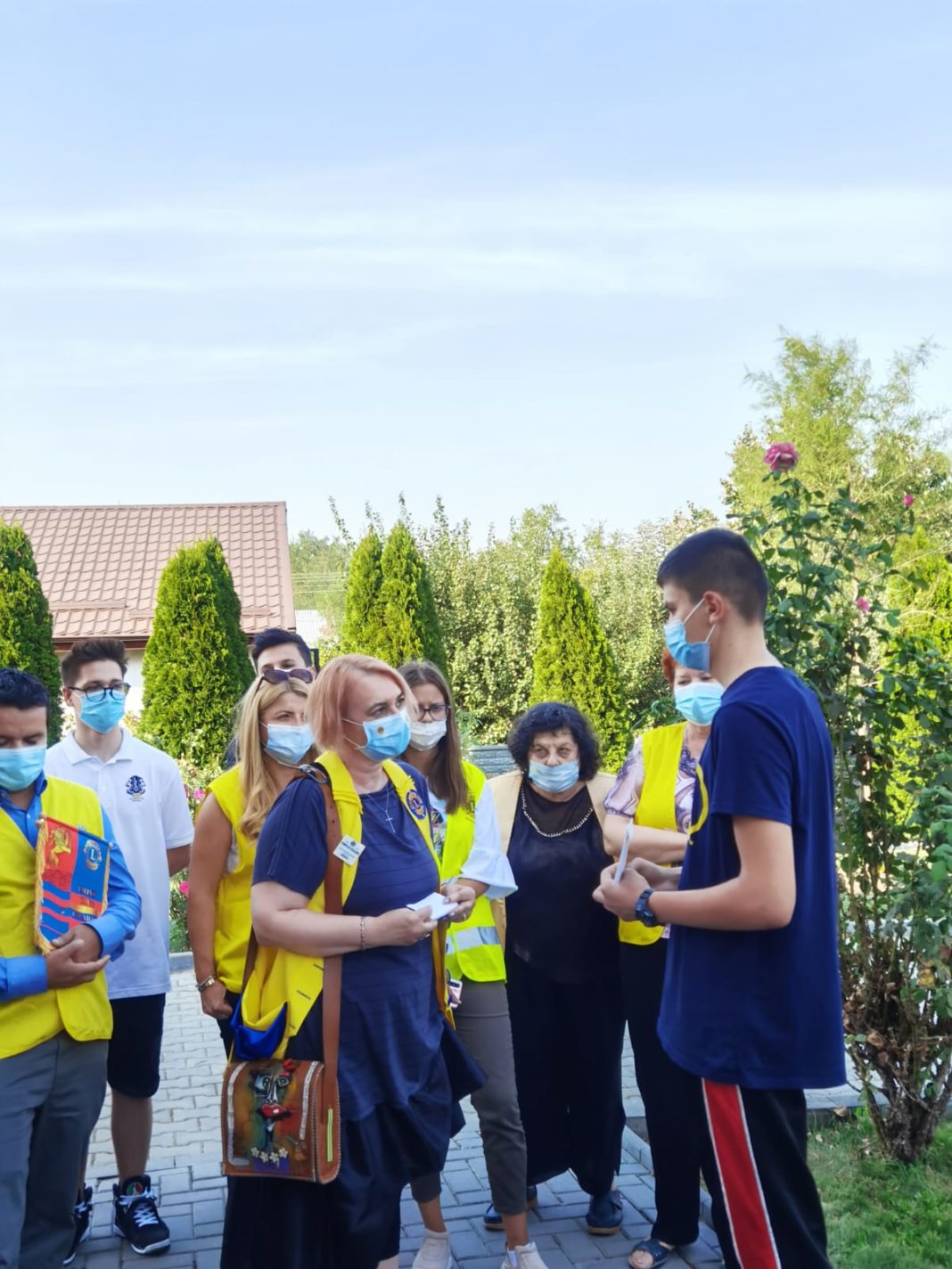 Lions Club Craiova a sărbătorit 30 de ani de activitate cu o acţiune de voluntariat în comuna Leu