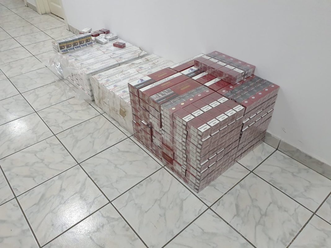 Două persoane prinse cu peste 40.000 de ţigări de contrabandă