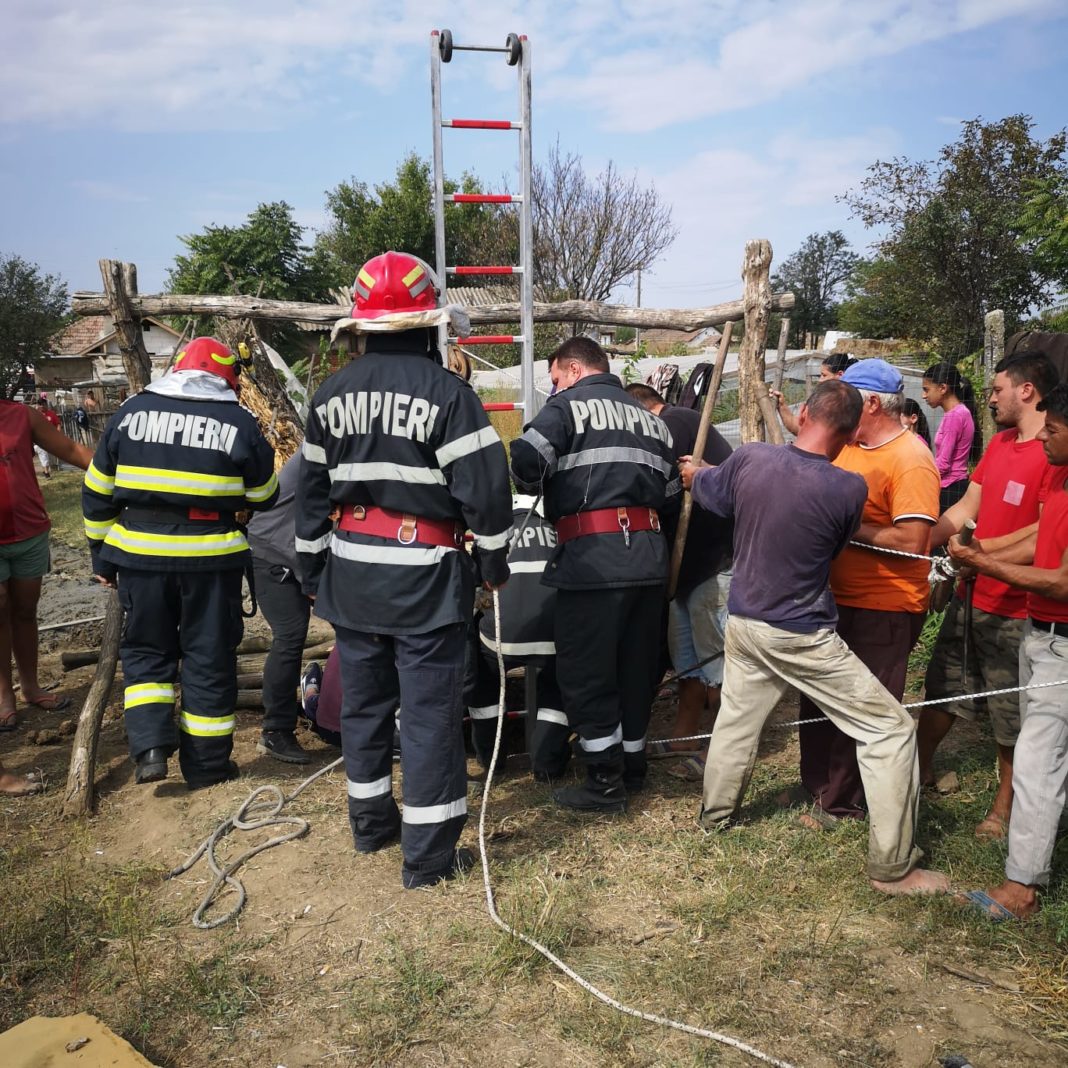 Două persoane, salvate de pompieri dintr-o fântână de 12 metri