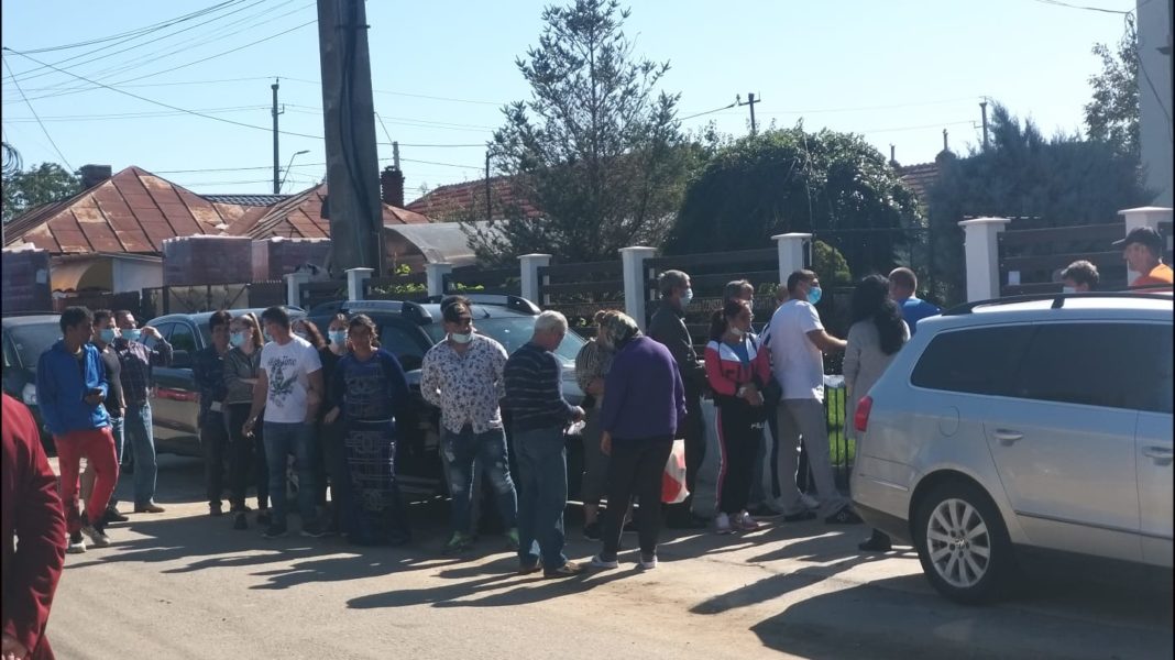 Zeci de persoane stau la rând să voteze, în Podari