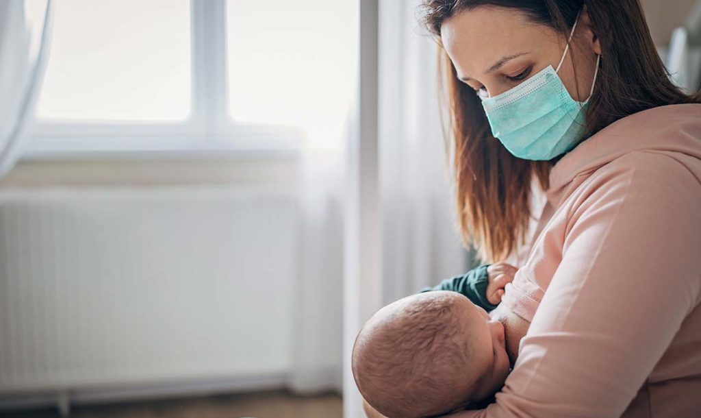 OMS recomandă vaccinarea femeilor care alăptează