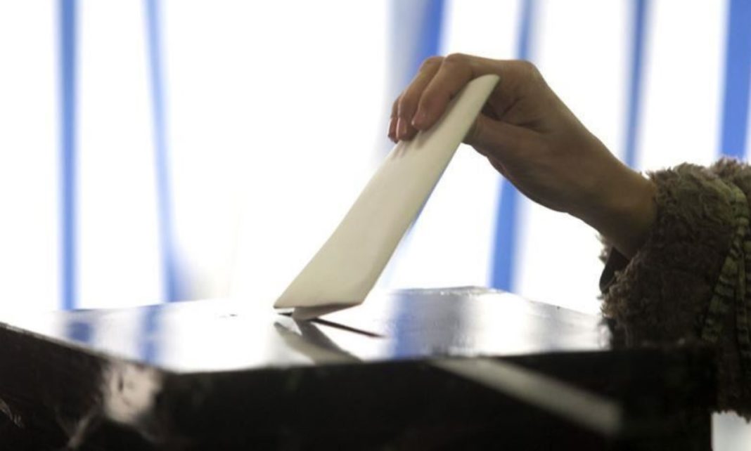 Pacienţi din unităţile medicale din Capitală votează cu urna mobilă