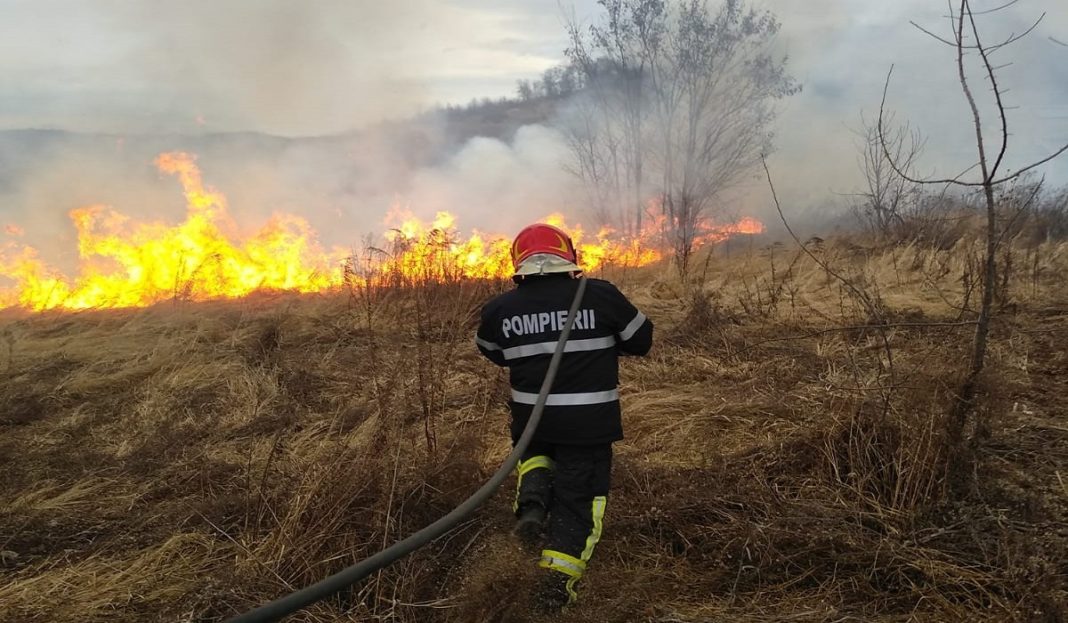 Un bărbat a suferit arsuri pe jumatate din corp, după ce a fost surprins de un incediu de vegetaţie