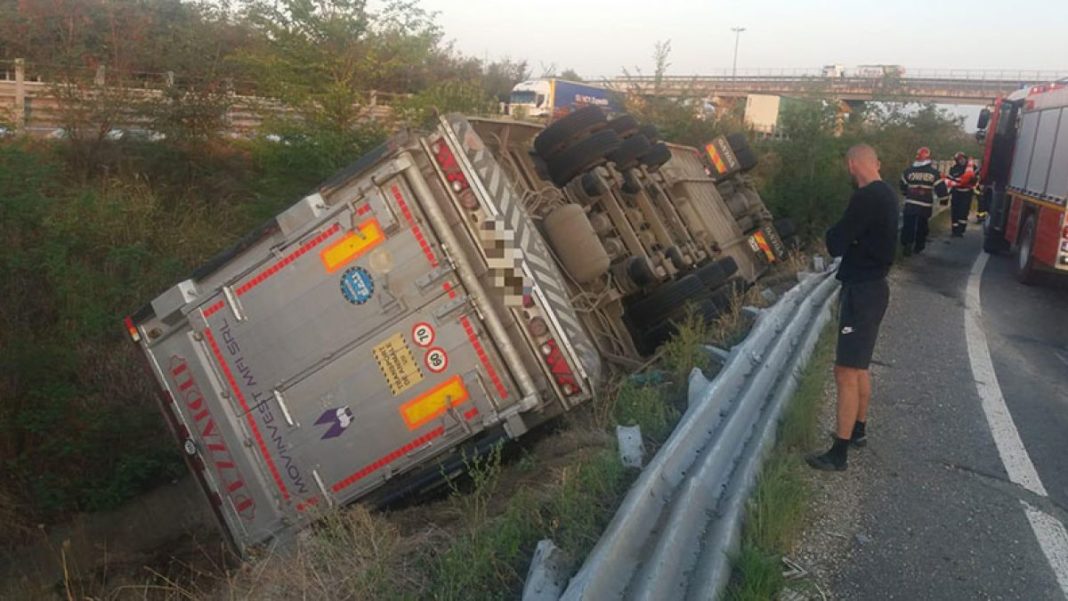 Un camion cu 200 de porci s-a răsturnat pe autostrada A1