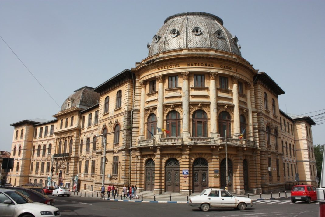 Elevii de la Colegiul Carol I din Craiova revin în clase