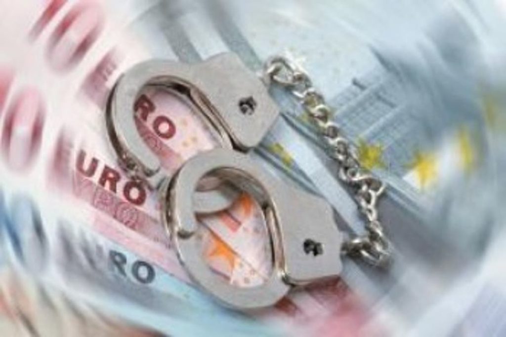 Agent de poliţie, reţinut după ce a fost prins în flagrant luând mită