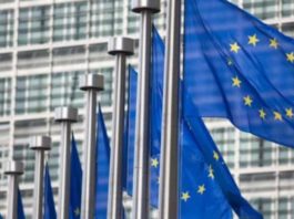 Comisia Europeană nu vrea să descurajeze călătoriile în UE cu avionul