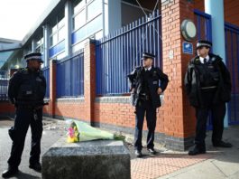Un polițist a fost împușcat mortal într-un centru de arest preventiv din Londra
