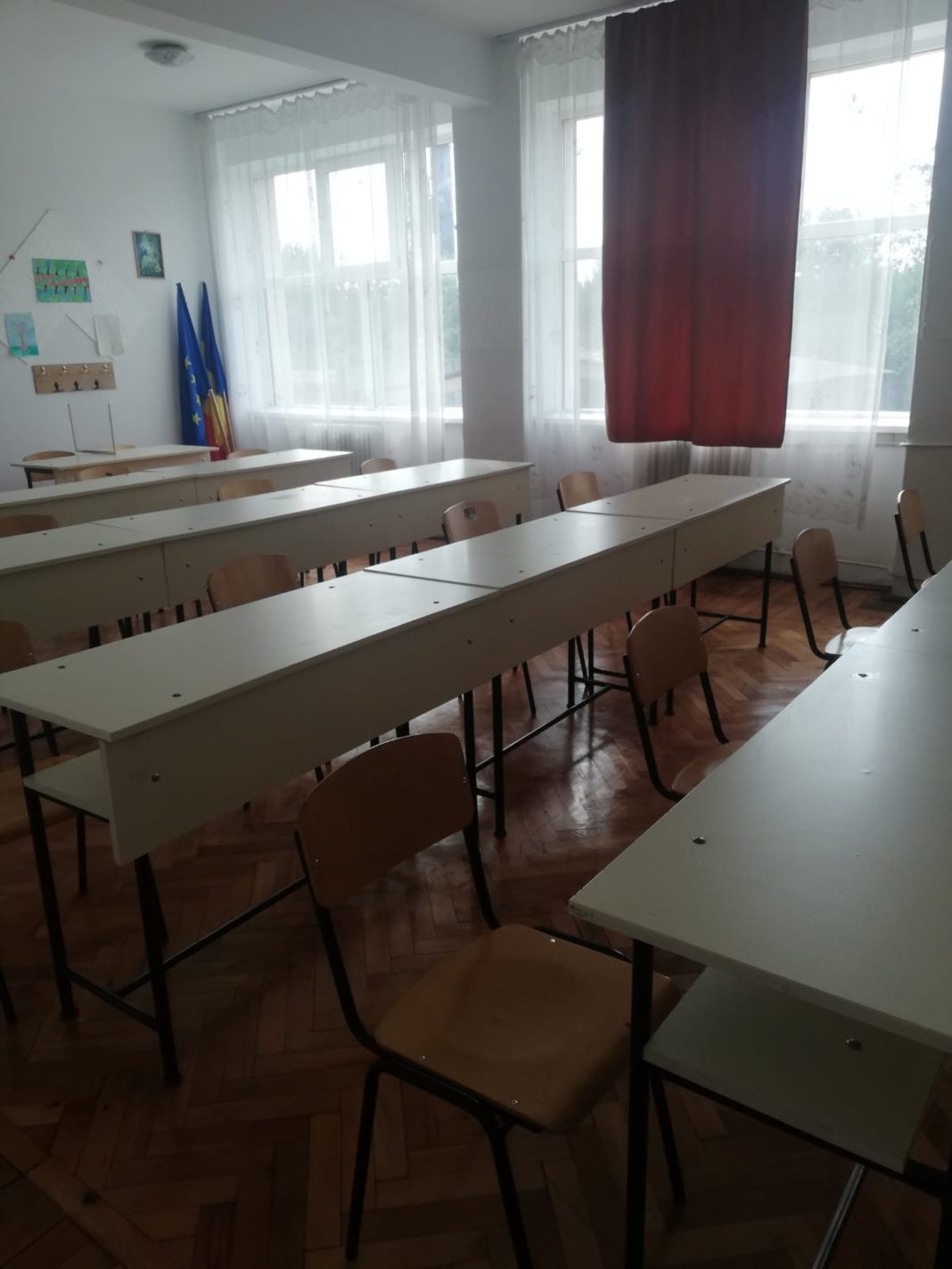 Părinţii contestă distanţarea din clase