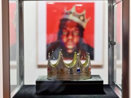 Coroana de plastic a rapperului Notorious BIG, vândută la licitaţie cu peste jumătate de milion de dolari