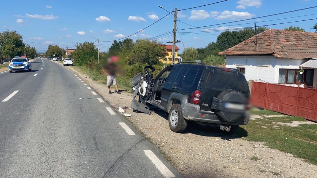 Un bărbat, din Ionești care a încercat să urce în mașina sa staționată pe marginea drumului a fost lovit de un șofer băut