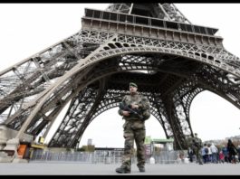 Tunul Eiffel a fost evacuat după ameninţarea cu bombă