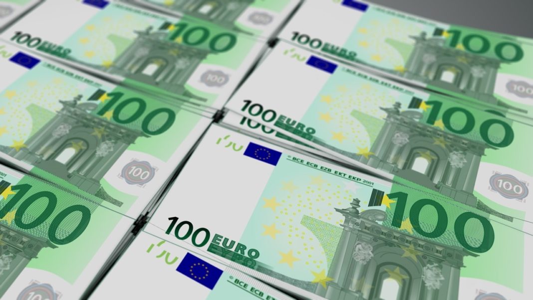Euro a atins cea mai scăzută cotație din 2002, anul intrării în circulație