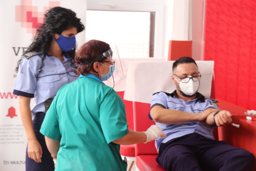 Polițiști din cadrul Inspectoratului de Politie Județean Gorj s-au deplasat în cursul zilei de astăzi, la Centrul de Transfuzie Sanguină Târgu Jiu, pentru a dona sânge.