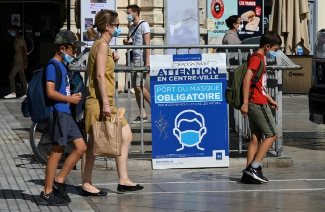 În unele oraşe din Franţa, măştile sunt obligatorii în spaţiile publice şi chiar pe străzi