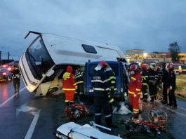 Planul roşu de acţiune a fost activat, marţi dimineaţa, în urma unui accident rutier în care a fost implicat un TIR, un autobuz şi un microbuz (Foto: www.ziarulevenimentul.ro)