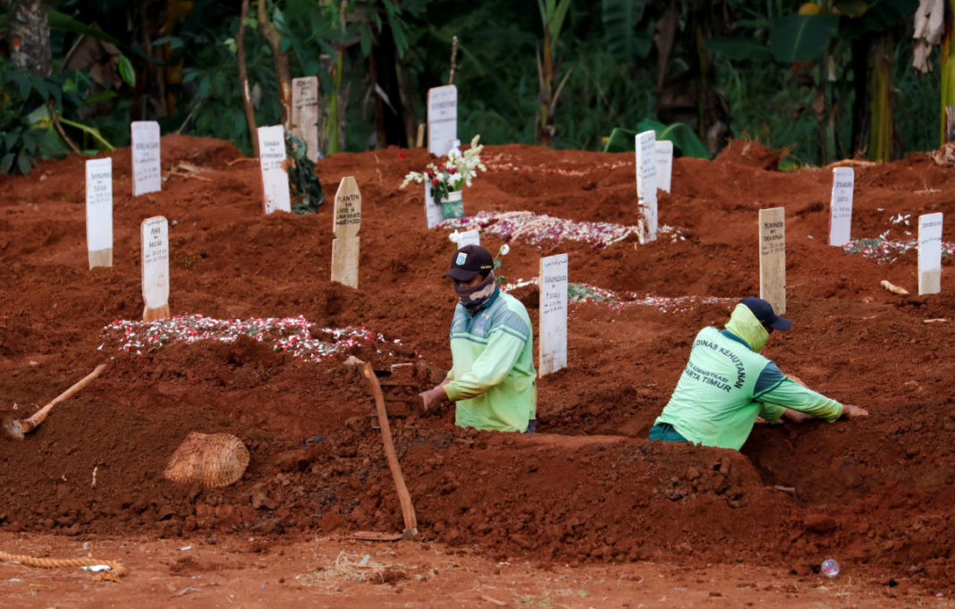 În Indonezia, cine refuză să poarte mască de protecţie e trimis să sape gropi la cimitir