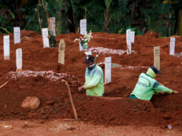 În Indonezia, cine refuză să poarte mască de protecţie e trimis să sape gropi la cimitir