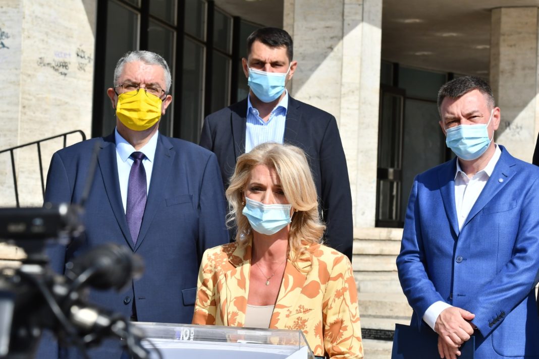 Ministrul Culturii, Bogdan Gheorghiu (dreapta), la Teatrul Naţional „Marin Sorescu“