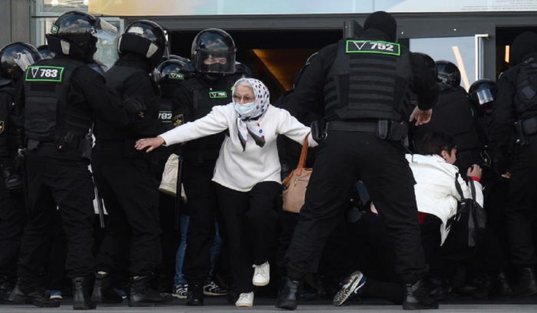 100.000 de oameni au protestat, duminică, la Minsk, împotriva regimului lui Lukaşenko (sursa foto: ansa.it)