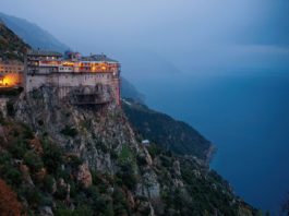 Opt călugări din mănăstirea Sfântul Pavel de pe Muntele Athos, din nordul Greciei, au fost testaţi pozitiv pentru COVID-19