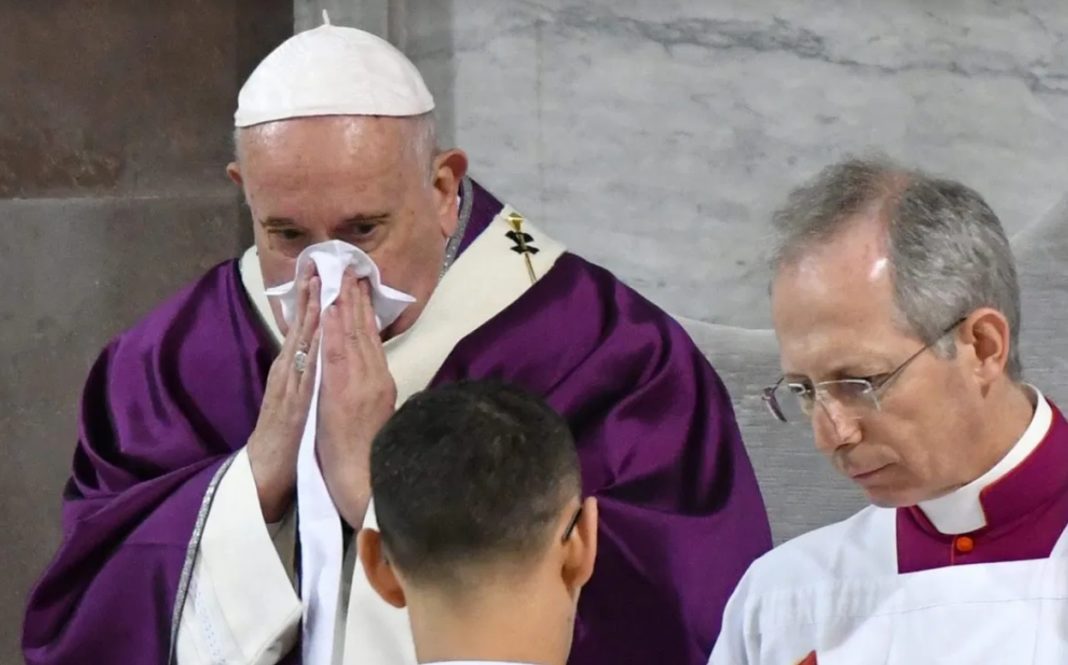 Papa Francisc, „supravegheat constant“ medical