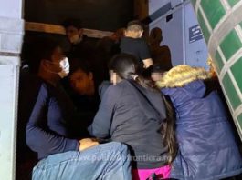 25 de migranţi din mai multe ţări, prinşi ascunşi într-un TIR şi un microbuz la PTF Nădlac II