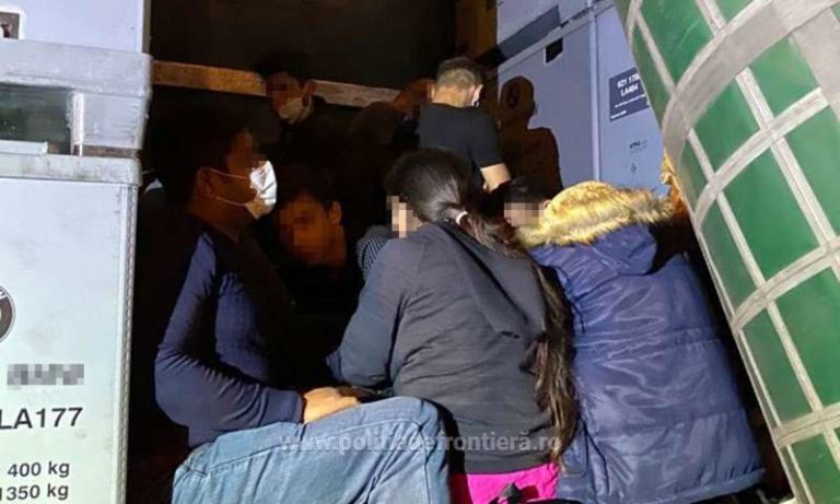25 de migranţi din mai multe ţări, prinşi ascunşi într-un TIR şi un microbuz la PTF Nădlac II
