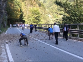O piatră desprinsă de pe un versant a produs aseară un accident rutier în Defileul Jiului, pe teritoriul județului Gorj