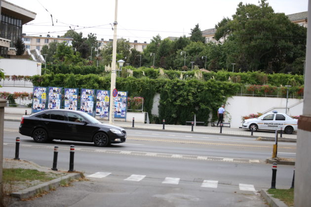 Poliţiştii locali din Craiova au trecut la paza panourilor cu afişe electorale, misiune care le revine în fiecare lună de dinaintea alegerilor
