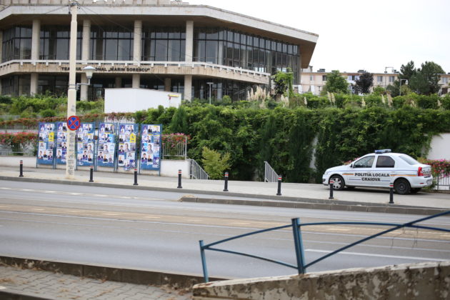 Poliţiştii locali din Craiova au trecut la paza panourilor cu afişe electorale, misiune care le revine în fiecare lună de dinaintea alegerilor