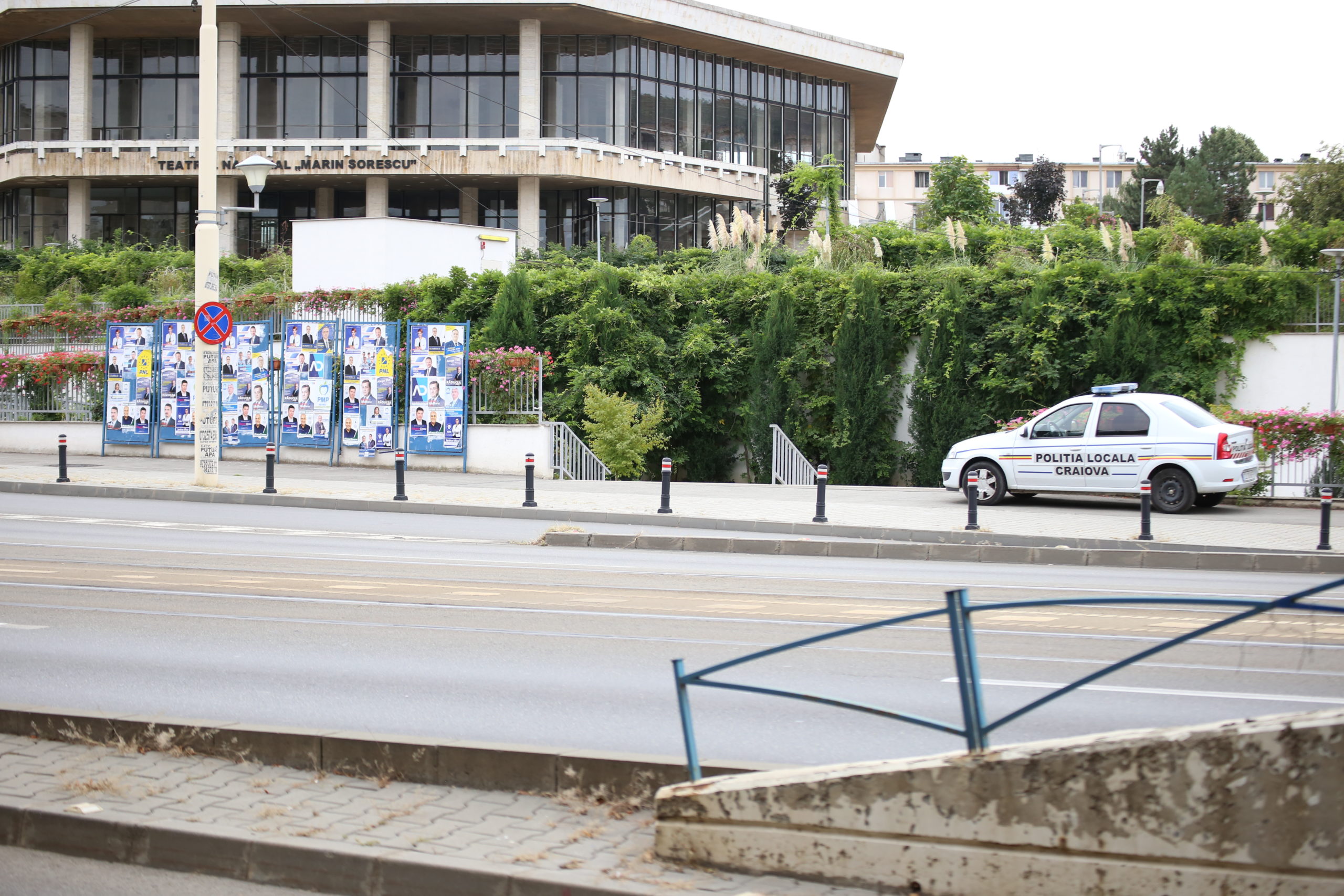 Poliţiştii locali din Craiova au trecut la paza panourilor cu afişe electorale, misiune care le revine în fiecare lună de dinaintea alegerilor