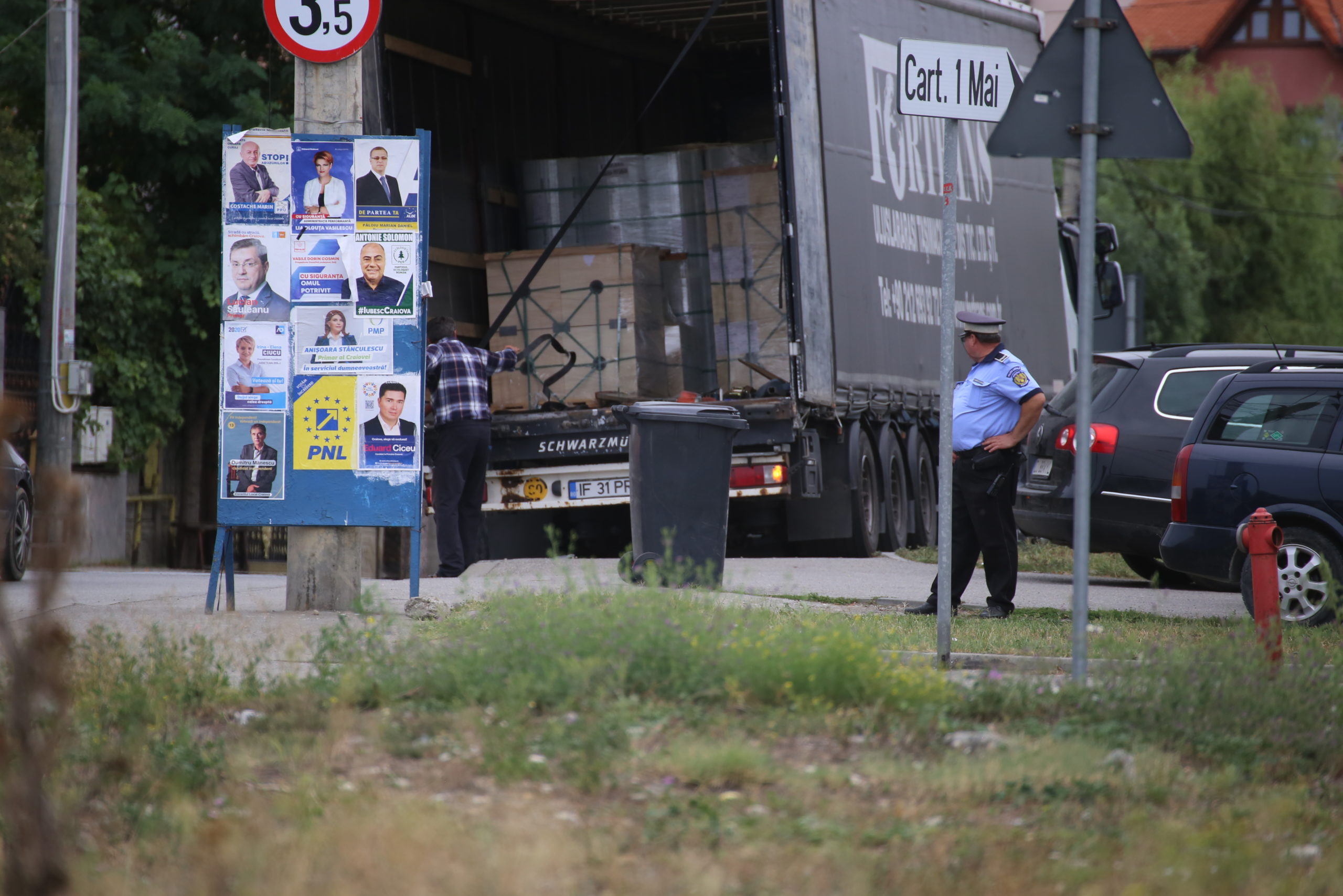 Poliţiştii locali din Craiova au trecut la paza panourilor cu afişe electorale, misiune care le revine în fiecare lună de dinaintea alegerilor