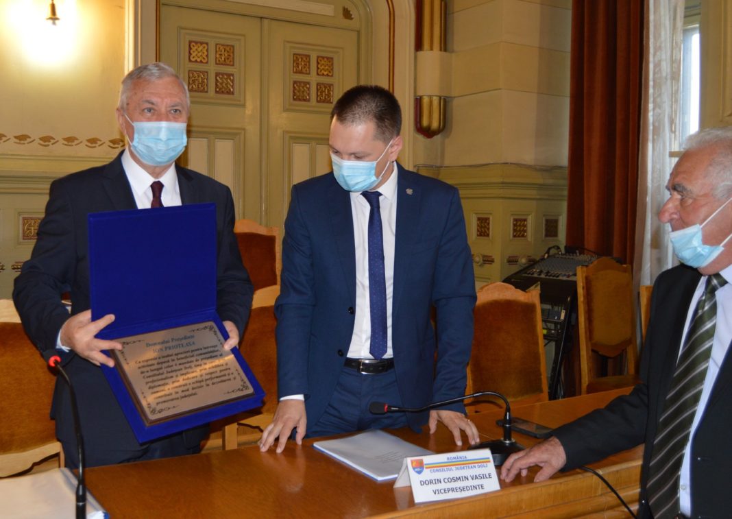 Ion Prioteasa, aflat la final de mandat după 16 ani la conducerea CJ Dolj, a primit din partea Consiliului Județean o plachetă omagială