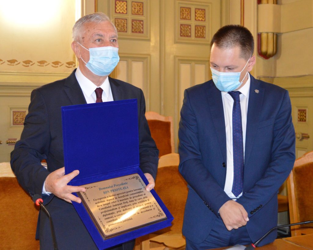 Ion Prioteasa, aflat la final de mandat după 16 ani la conducerea CJ Dolj, a primit din partea Consiliului Județean o plachetă omagială