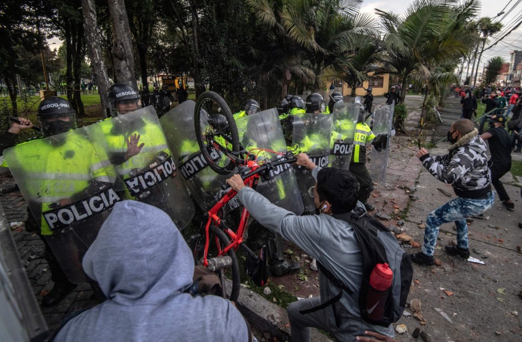 Proteste violente au avut loc în capitala Columbiei şi în alte oraşe