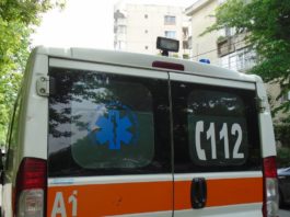 Ambulanța, care avea semnalele acustice și luminoase în funcțiune, a intrat în coliziune cu un autoturism care nu i-a acordat prioritate
